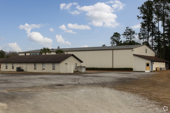 Living Oaks Academy is easily accessible in Moncks Corner.