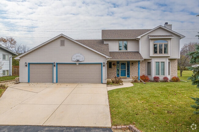 Some bi-level homes in the Isetts area offer 3+ bedrooms and 1800+ sq. ft. of living space.