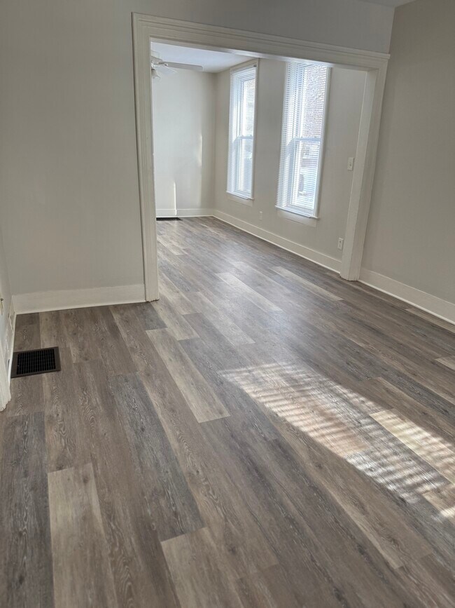 813 W Saint James St, Peoria, IL 61606 - photo 2