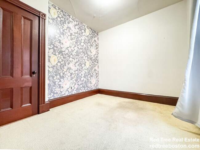 86 Chestnut St unit 3-bed 1-bath Brookli, Brookline, MA 02445 - photo 6