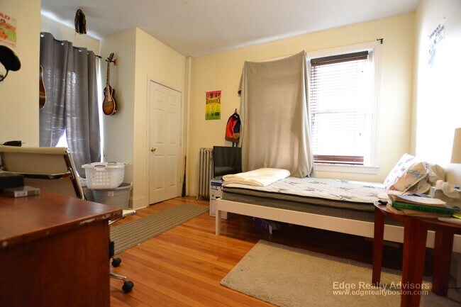 132 Pleasant St unit 1, Brookline, MA 02446 - photo 6
