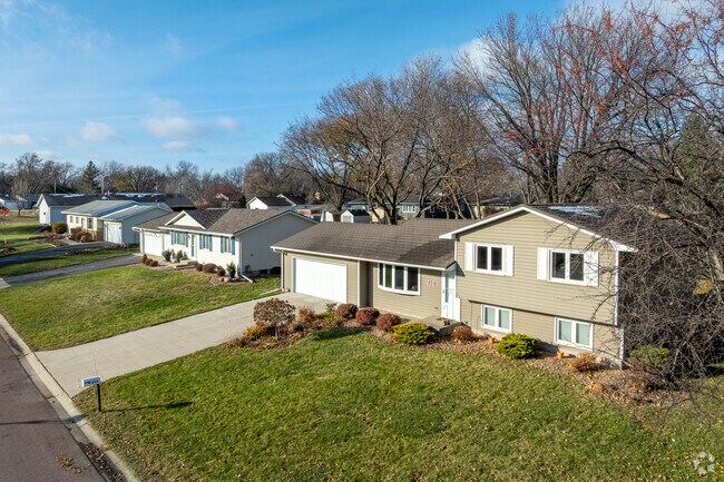 A row of commonly found Split-level and Ranch styled homes in Buscher Park.