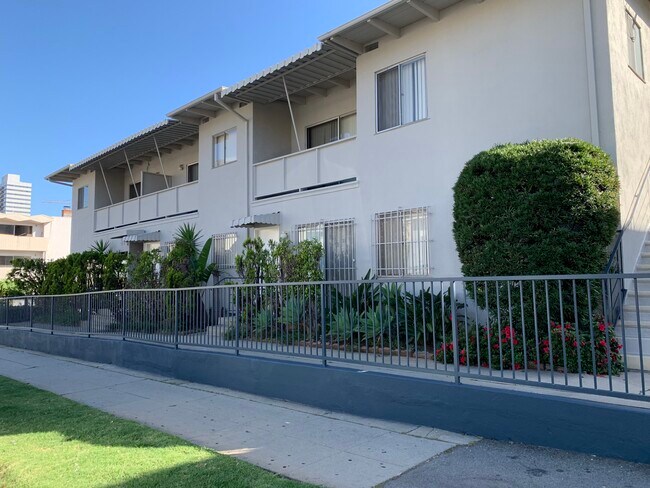 975 S Barrington Ave, Los Angeles, CA 90049 - photo 2