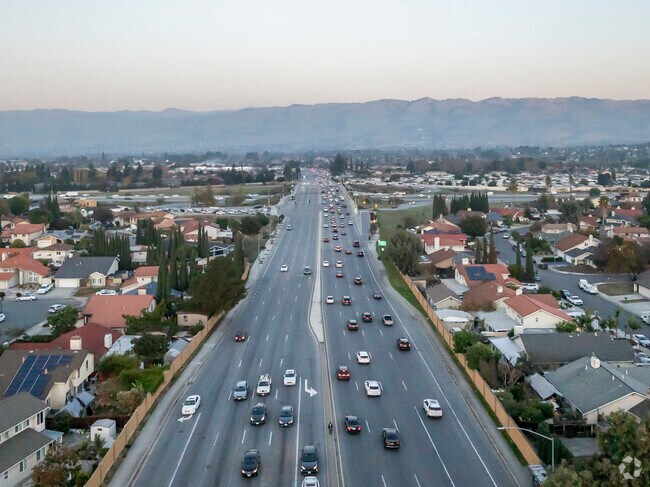 The 101 highway is a convenient way to get around the Chaboya area.
