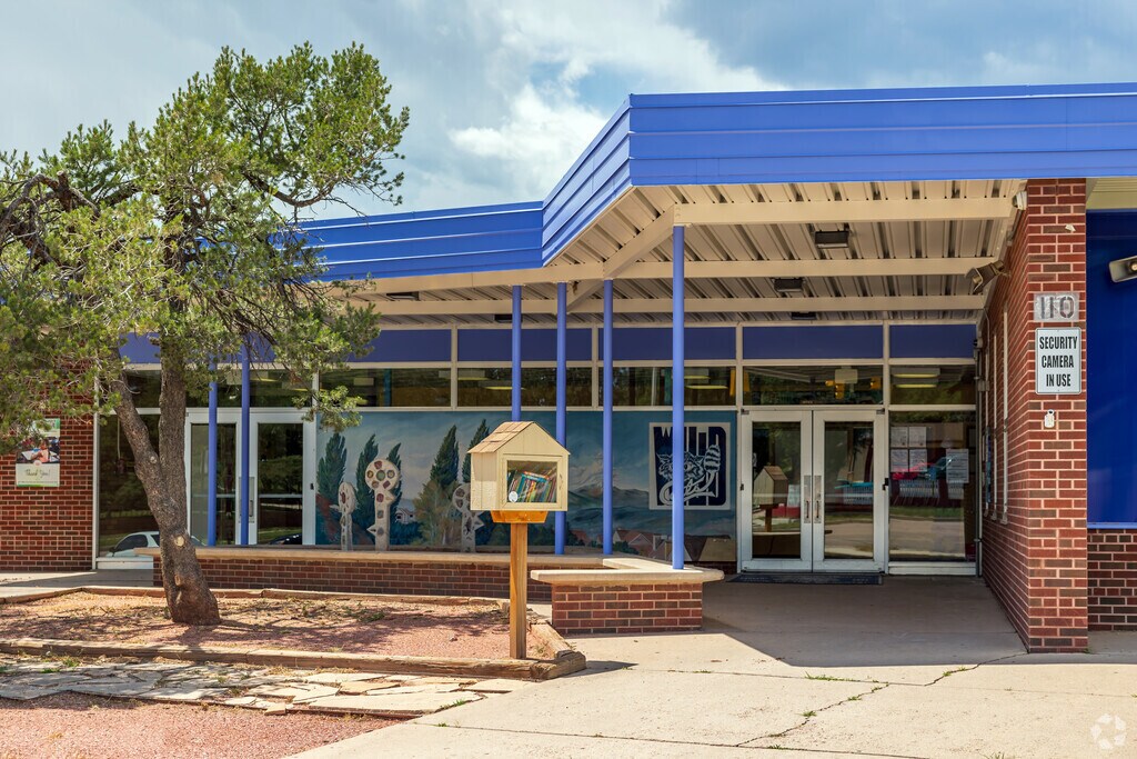 Rogers Elementary School has a student-teacher ratio of 14-1.