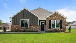 555 Golden Oaks Cir, Dothan, AL 36301