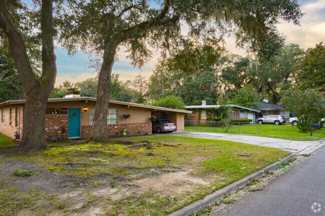 Midcentury Modern architecture is booming in Highland Park's real estate inventory options.