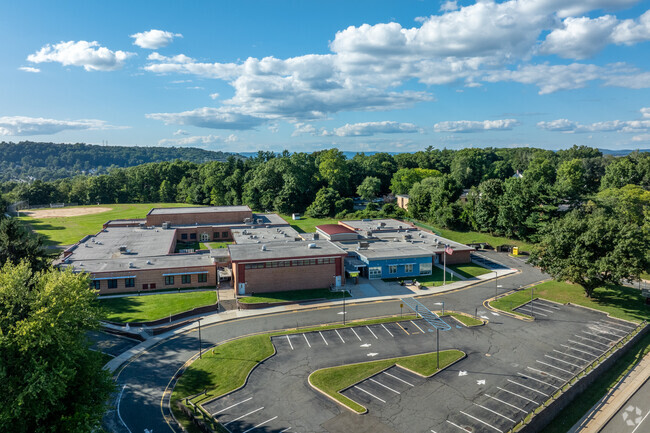 Memorial Middle School in Fair Lawn, NJ, has a student-teacher ratio of 10:1.