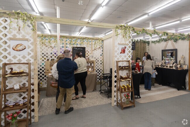 Discover local gems! LIVE FREELY: Spring Market, shop & sip, 35+ vendors.