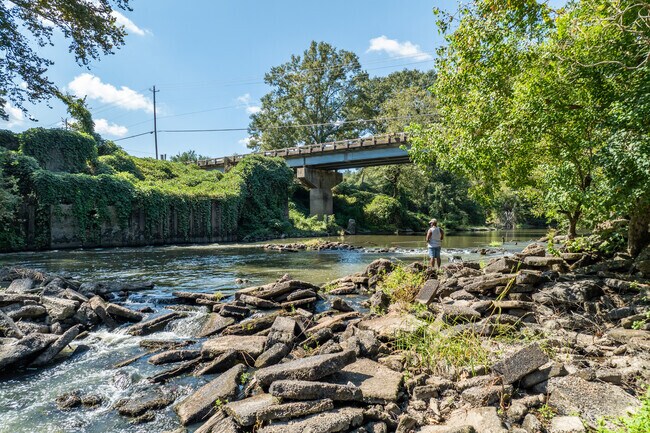 Bouie River flows through Glendale, attracting fishing enthusiasts.