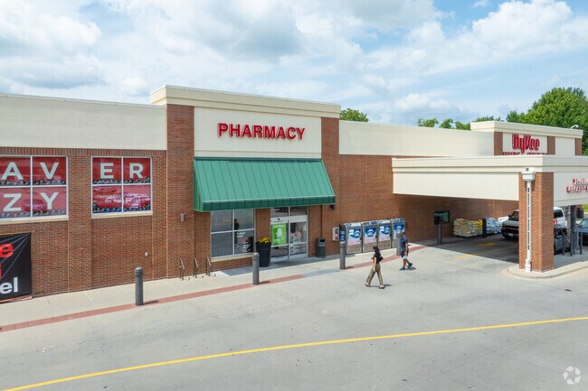 Hy-Vee provides convenient grocery shopping near Washington Park Knolls