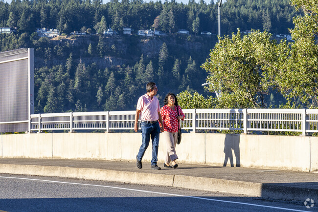A couple heading to Downtown Hood River to have dinner.