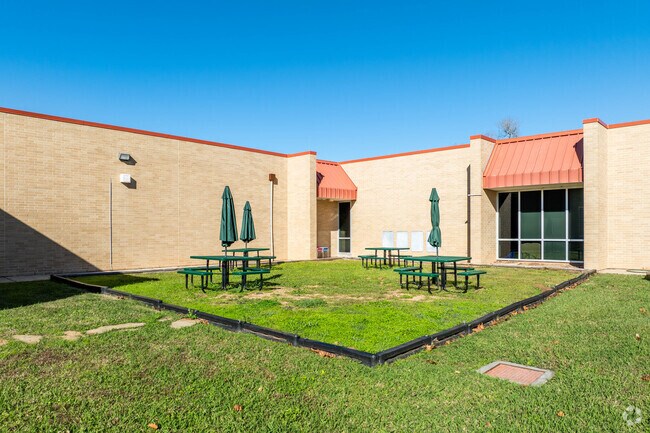 At Griffith Elementary School, the student-teacher ratio is 14:1.