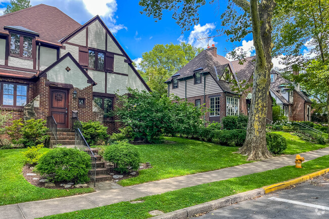 Beautiful individual houses go out on the streets of the Wyomissing Park.