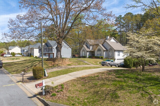 You'll find green leafy lots in Kennesaw with maintained front lawns.