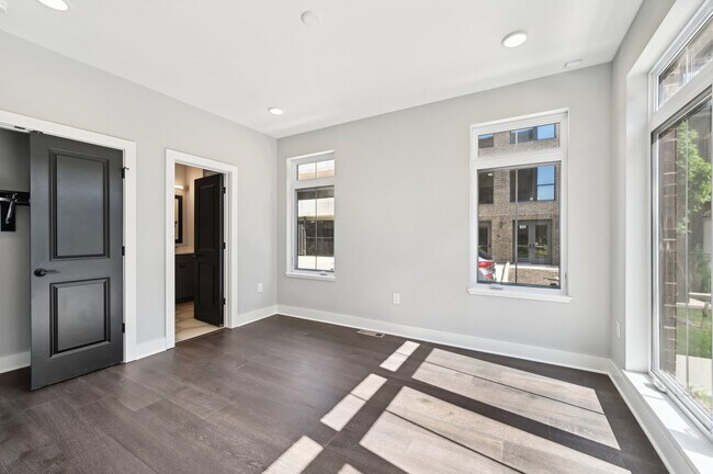 516 Riverfront Ln, Columbus, OH 43201 - photo 4