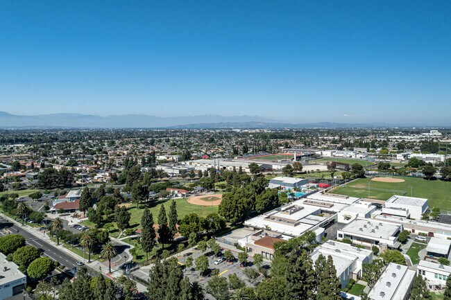 Paramount Park Middle School is next to Paramount Park.