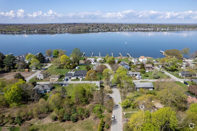 River-facing residences in Touisset Highlands line the shores of the Kickamuit River.