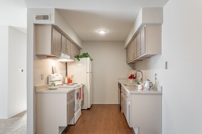 Farmington View Apartments - Farmington Hills, MI, Farmington Hills, MI 48335 - photo 6