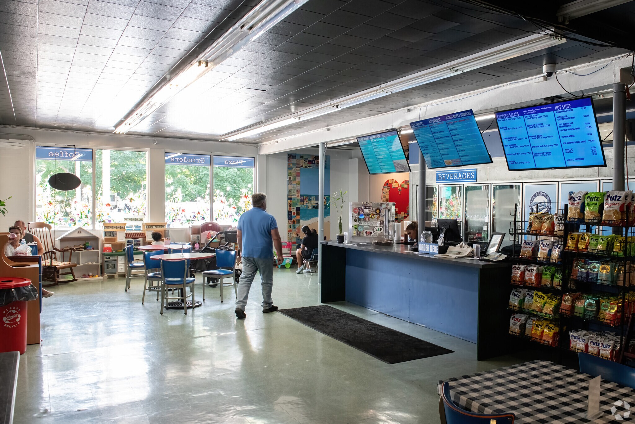 The Bridge Market Pizza and Del is a wonderful place to enjoy a pizza with the family.