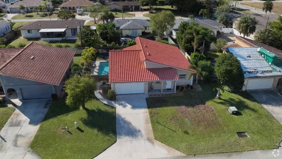 27391 Pelican Ridge Cir, Bonita Springs, FL 34135 - photo 2