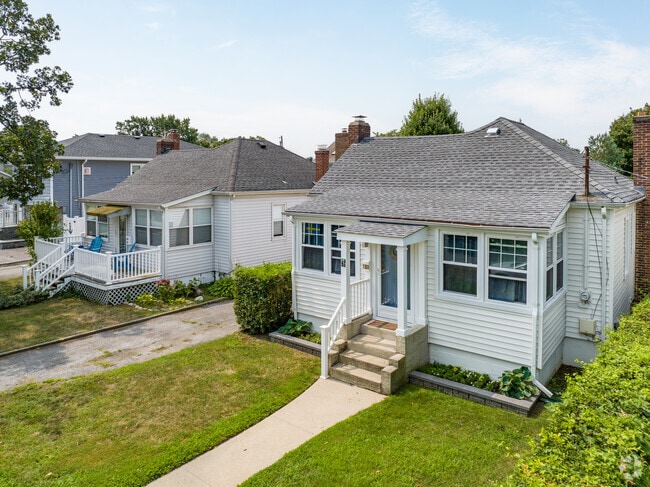 There are dozens of cozy beach bungalows scattered through Bayville.