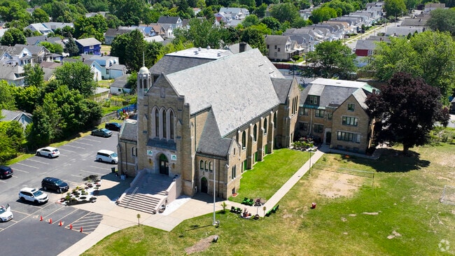 The primary structure of Universal School is appealing.