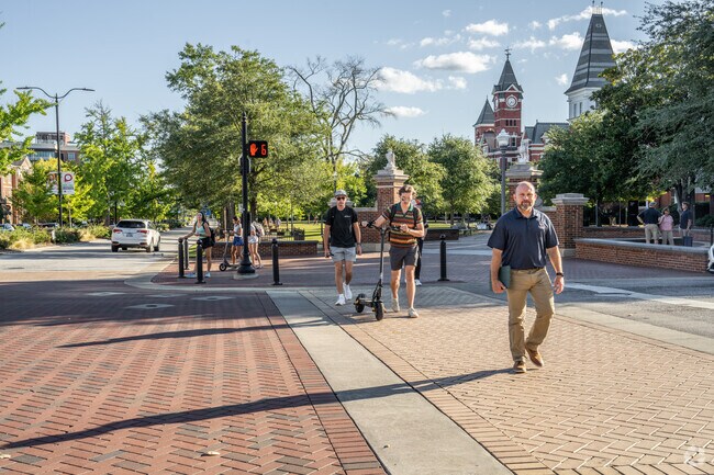 Students and staff living in Lundy Chase have a short commute to and from Auburn University.