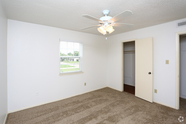 1BR, 1BA - 602SF - Bedroom