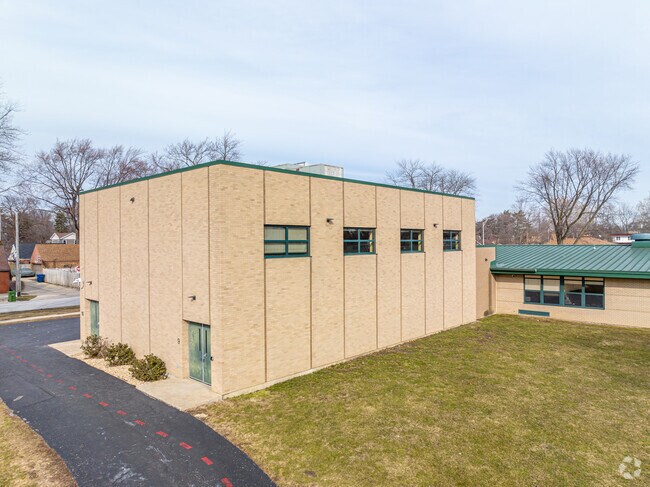 Oak Lawn Neighborhood Sward Elementary has grades from K to 8th grade.