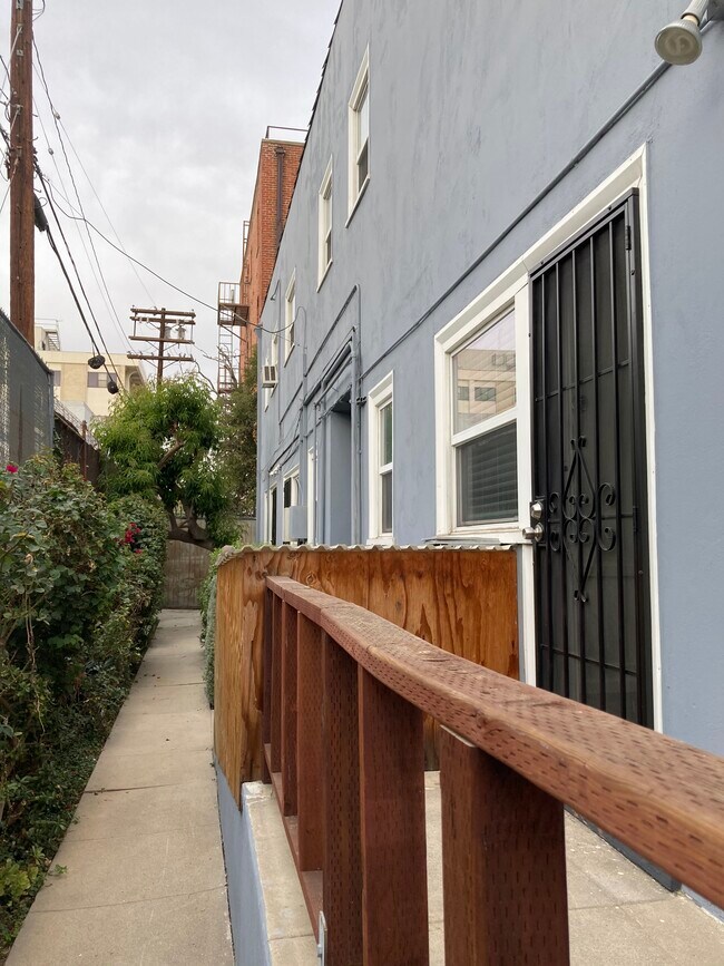 533 S Westmoreland Ave unit 14, Los Angeles, CA 90020 - photo 6