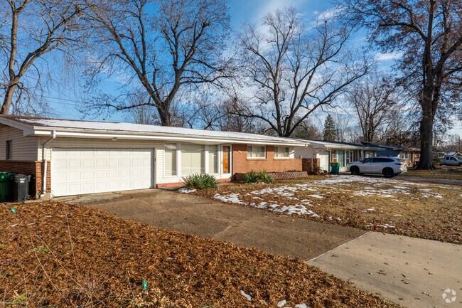 Brick facades with patches of vinyl siding are the most common styles in Hathaway Manor.