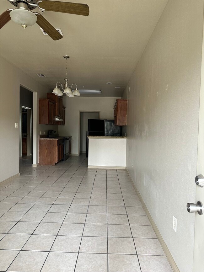 2201 E Travis St unit 110, Laredo, TX 78043 - photo 3
