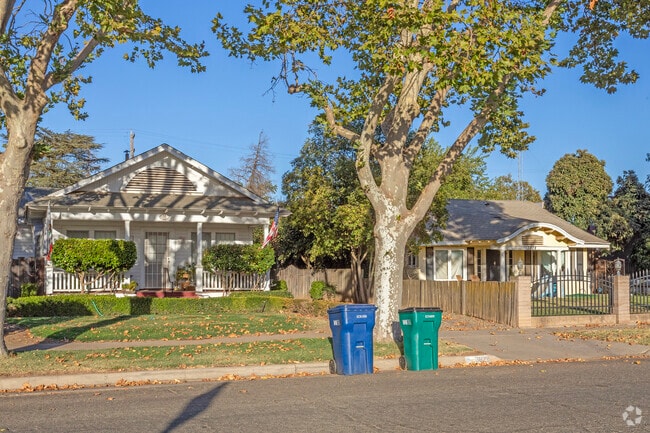 A variety of Craftsman-style houses line the streets of Le Grand.