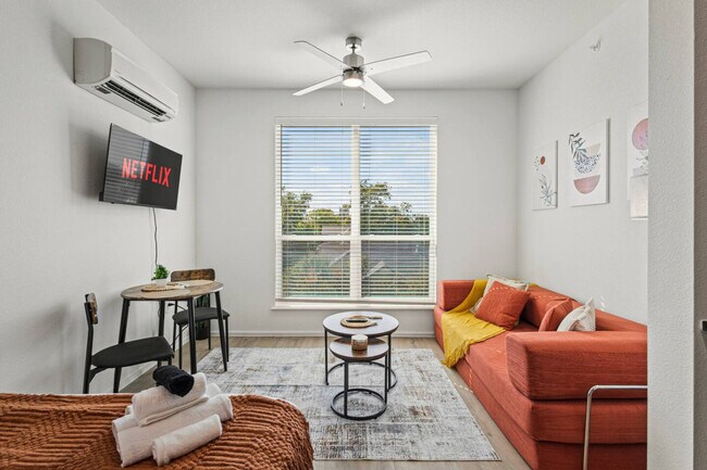 596 W 9th St unit ID1335765P, Dallas, TX 75208 - photo 2