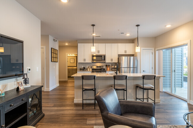1BR, 1BA +Den - 1,044SF