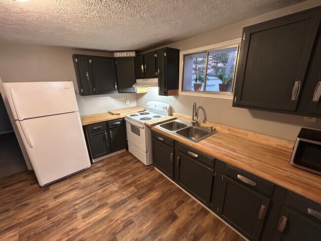 310 W Pike St unit Upper Floor, Morrow, OH 45152 - photo 2