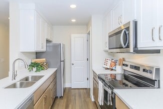 2601 N Cresthaven Ave, Springfield, MO 65803