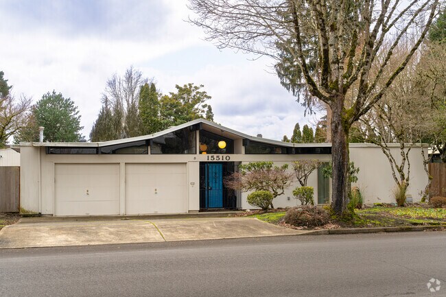 Most of the architecture Oak Hills is midcentury modern, with 29 homes designed by the well-known architect Robert Rummer, who defined Pacific Northwest Modernism.