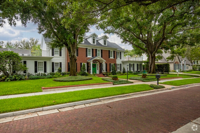 Many of the homes in Golfview have a Colonial style.