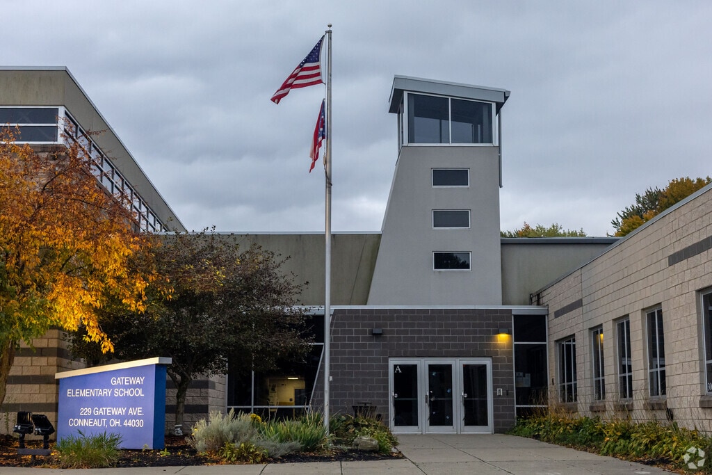 Gateway Elementary School provides education in the neighborhood of 
Conneaut.