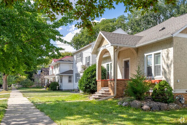 American Four Squares and bungalows are nestled near 3rd and 4th Streets.