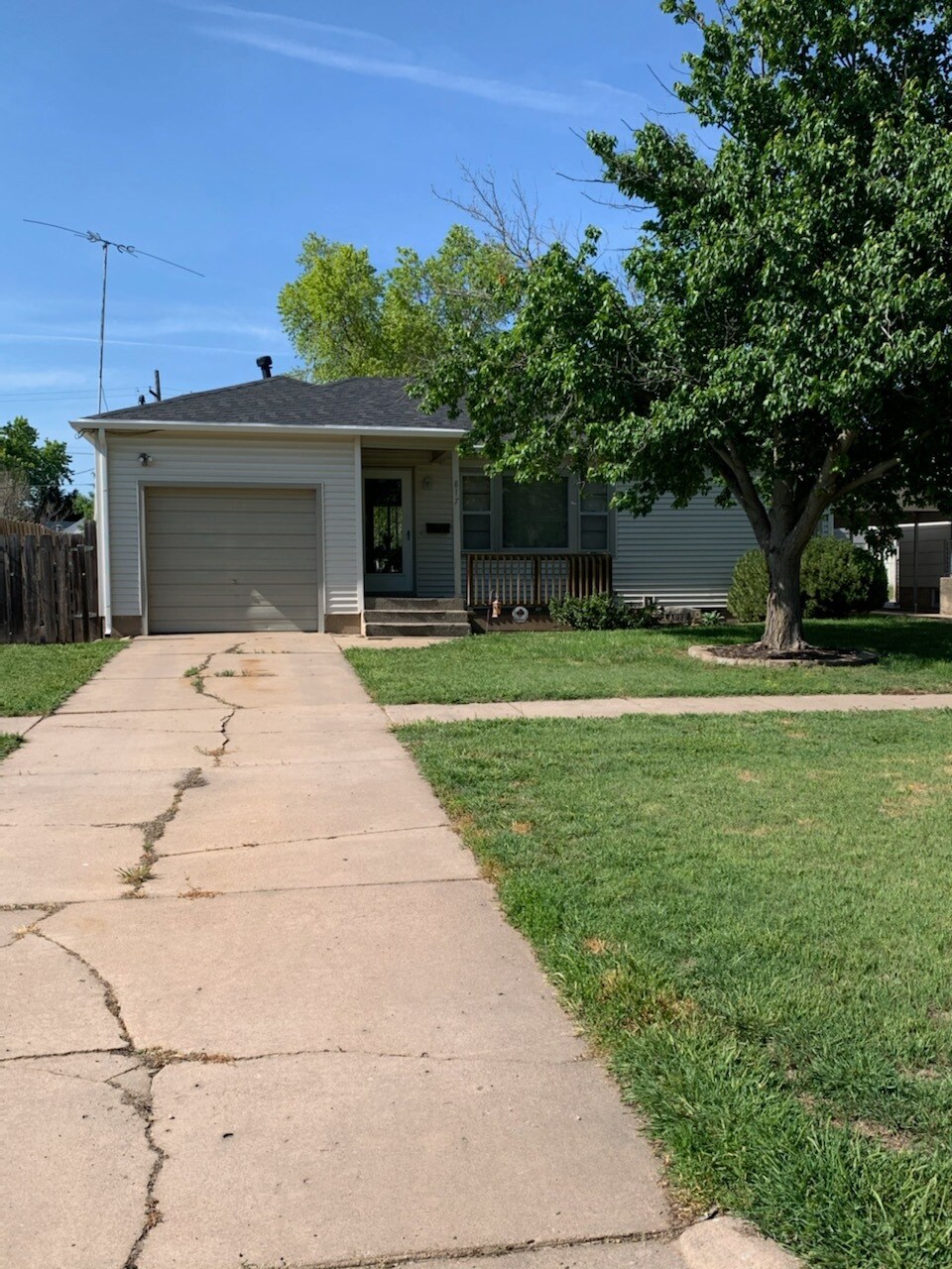 817 W Commercial St, Lyons, KS 67554 - photo 1