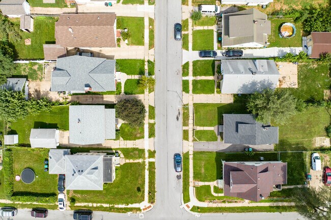 A variety of unique historic home-styles line the streets of Waverly Park.
