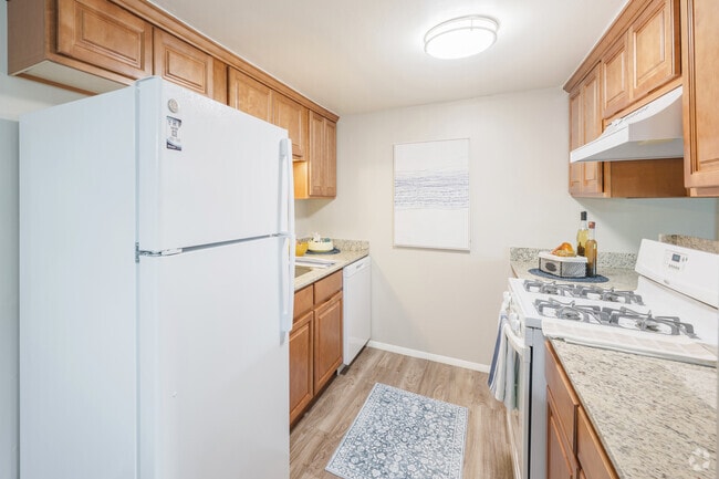 1BR, 1BA - The Laurel - 740SF Kitchen
