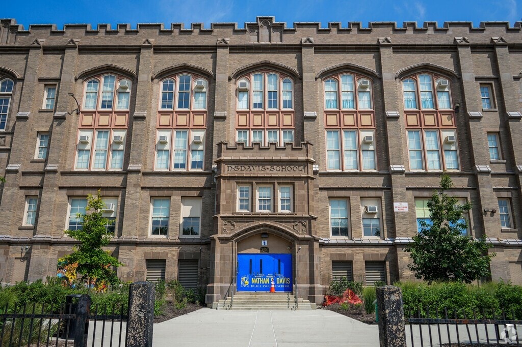 Nathan S. Davis Elementary School is a dual language school to endorse inclusive education.