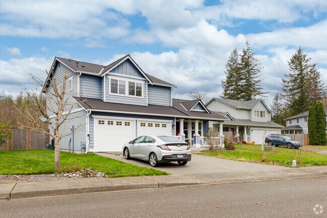 Contemporary and newer built homes sit along the quiet streets of the Creekside neighborhood.