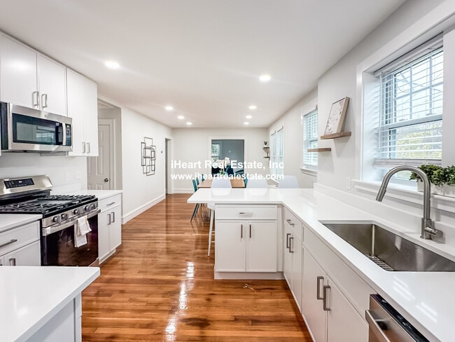 65-67-67 St James Cir, Newton, MA 02458 - photo 4