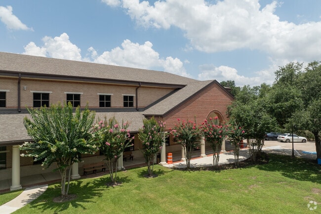 he Honor Roll School integrates technology into its curriculum.