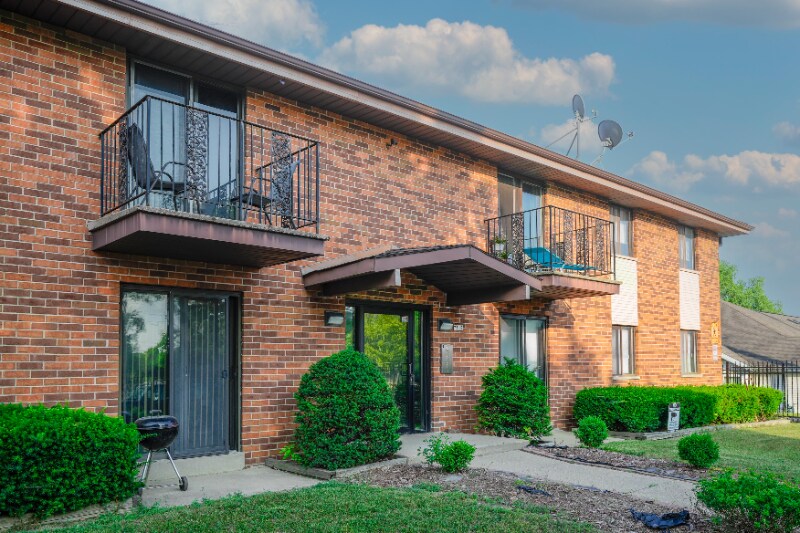 7512 N Granville Rd unit 104, Milwaukee, WI 53224 - photo 1